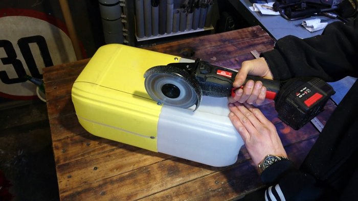 нужно разметить одну боковину сращенных канистр