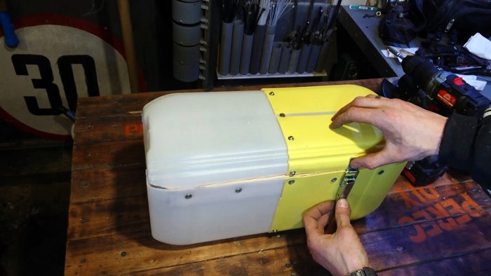 С противоположной стороны устанавливаются скреп-защелки