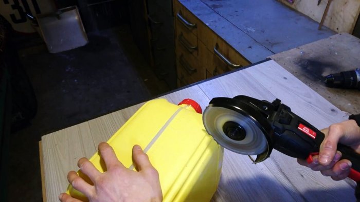 У двух канистр нужно срезать верх