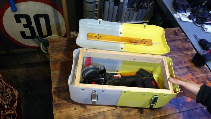 Открытый ящик для инструментов из пластиковых канистр