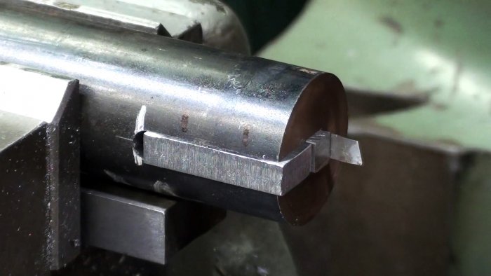 Паз закрывается вставкой