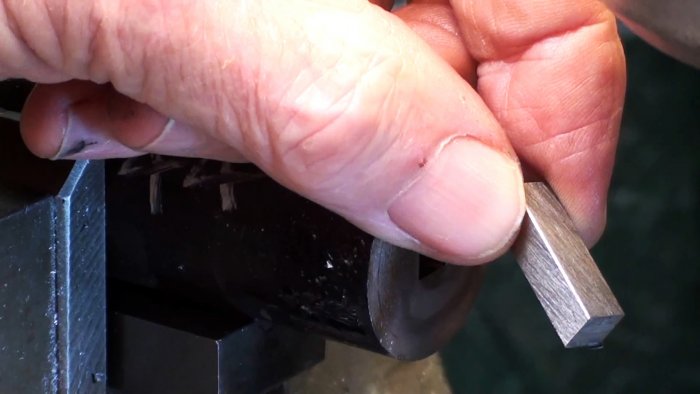 подготавливается прут квадратного сечения