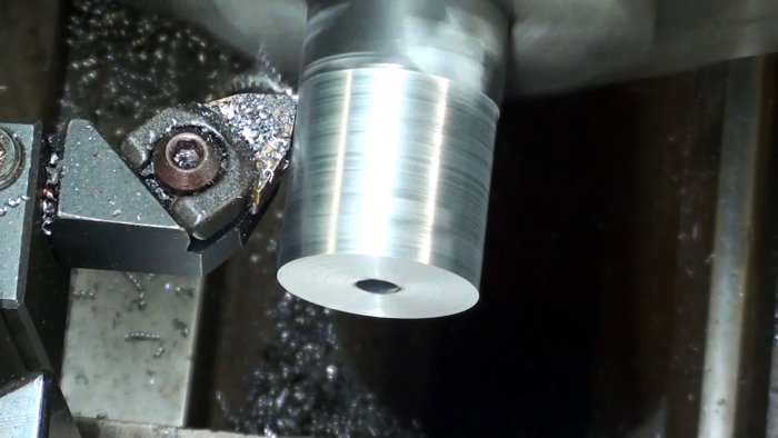 болванка обрабатывается на токарном станке под нужные размеры