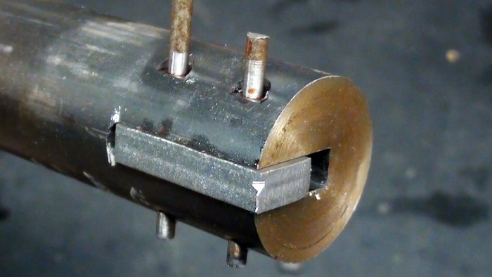 В отверстия забиваются стальные штифты