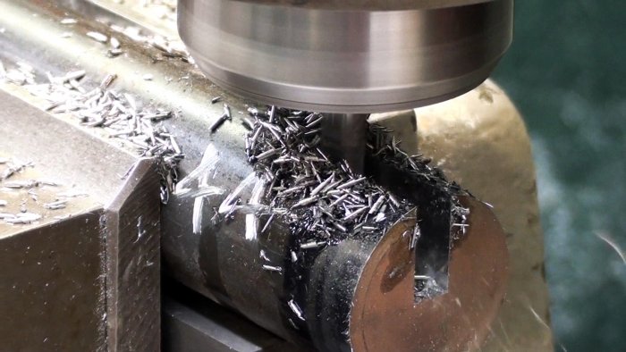 Фрезой в заготовке выбирается глубокий паз