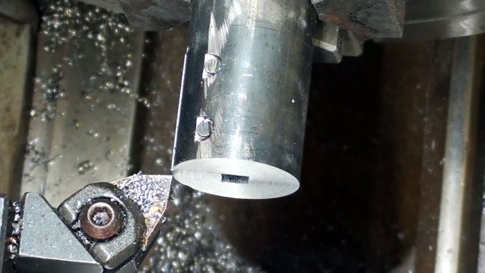 Болванка устанавливается на токарный станок