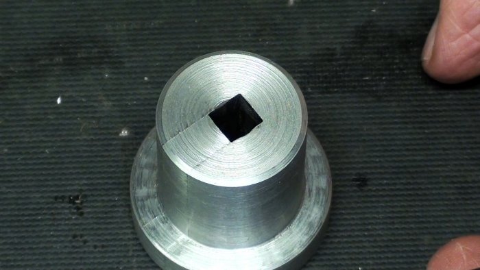 Как сделать квадратное отверстие в стальной круглой заготовке