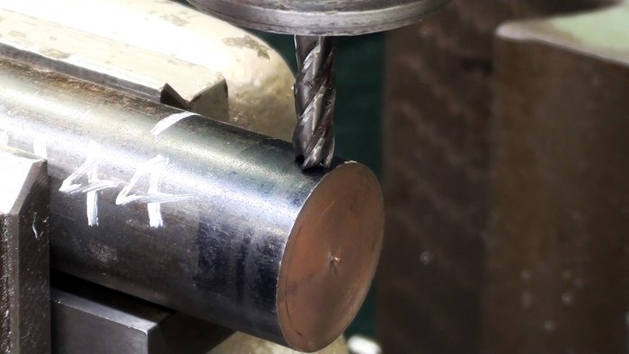 Закрепляем деталь для фрезеровки