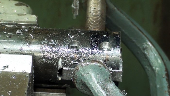 нужно просверлить насквозь в двух местах вместе со вставкой