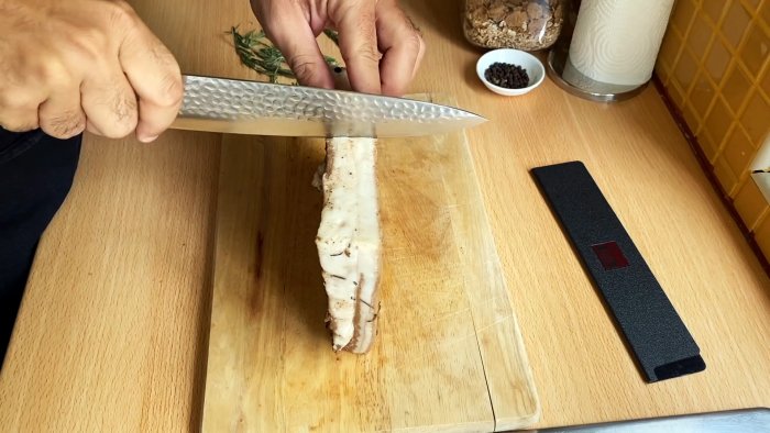 Разрезаем сало вдоль