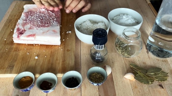 Сало посыпается с двух сторон солью