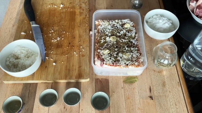 Сало укладывается в контейнер