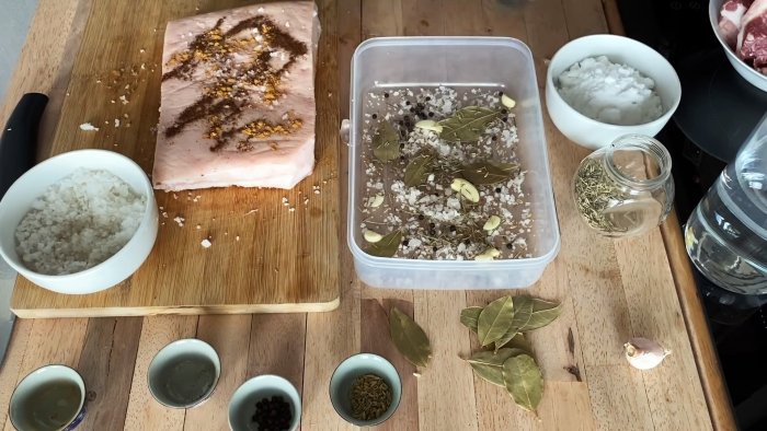На дно контейнера выкладываются специями и само сало с двух сторон обсыпается пряностями