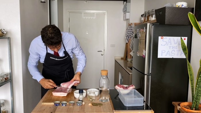 Срезаем мясо сала