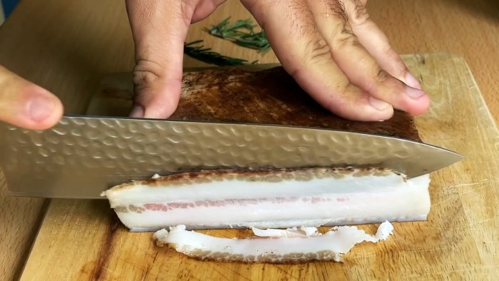 Режем Лардо из сала тонкими прозрачными ломтиками