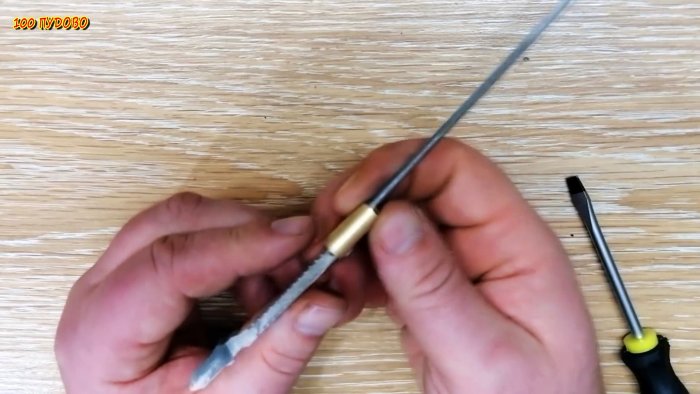 Зажимаем пилку с надфилем в соединительной клемме