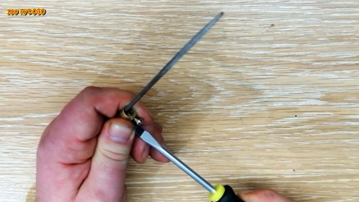 Зажимаем пилку с надфилем в соединительной клемме и не притягиваем