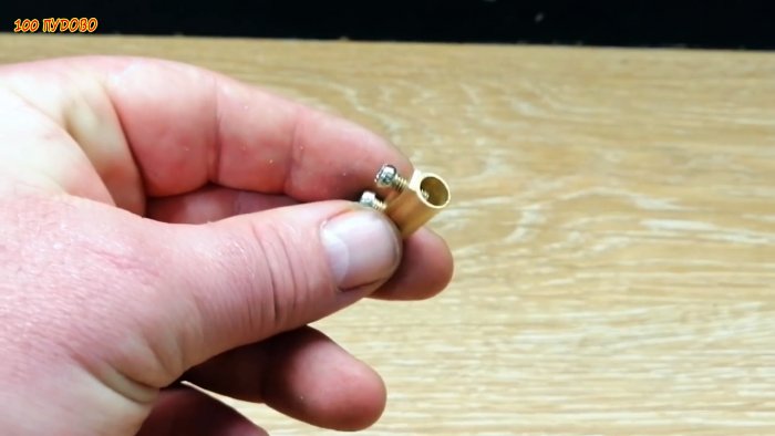 Из соединительной клеммы нужно удалить пластиковый изолятор