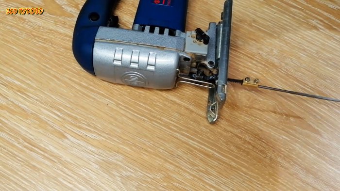 Приспособление устанавливается в электролобзик