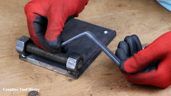 Стальная полоса сгибается