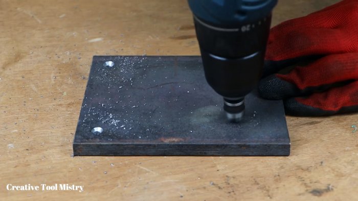 Из толстой листовой стали нужно вырезать подошву подставки