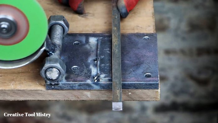 Устанавливает прут для резки