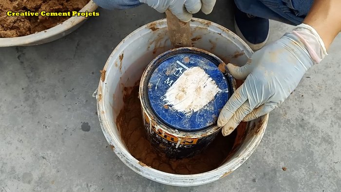 В ведро устанавливается жестяная банка и выравнивается по центру