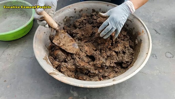 замешивается густой раствор на основе глины цемента и воды