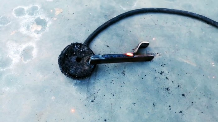 нужно сделать вилку держатель для ролика