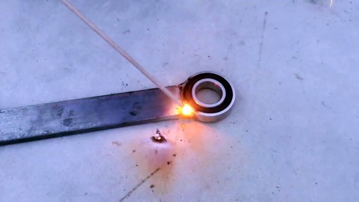 нужно приварить к большому подшипнику ручку их толстой полосы