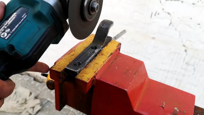 В держателе делается сквозной пропил