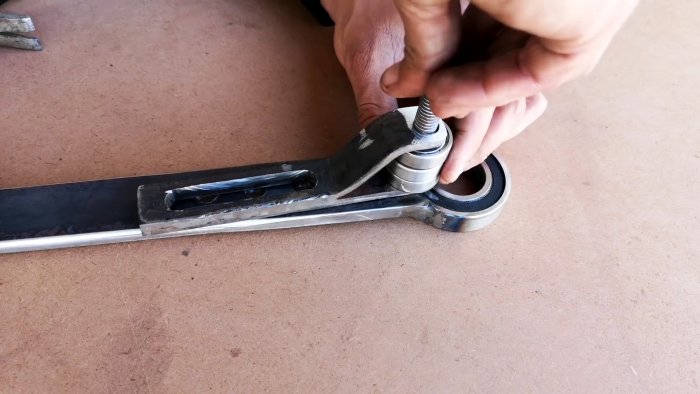 В вилку вкручивается болт