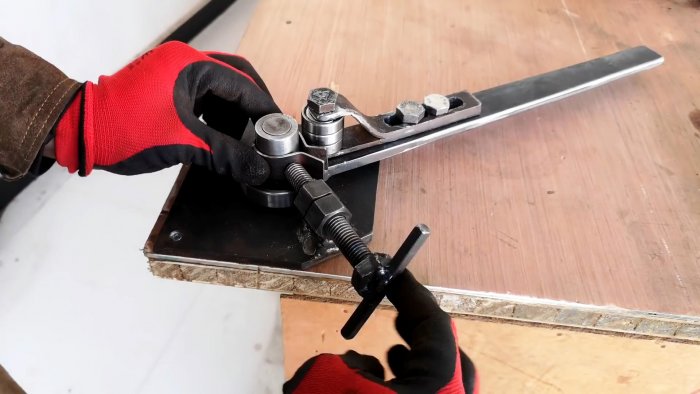 сгибается основная часть хомута кольцом