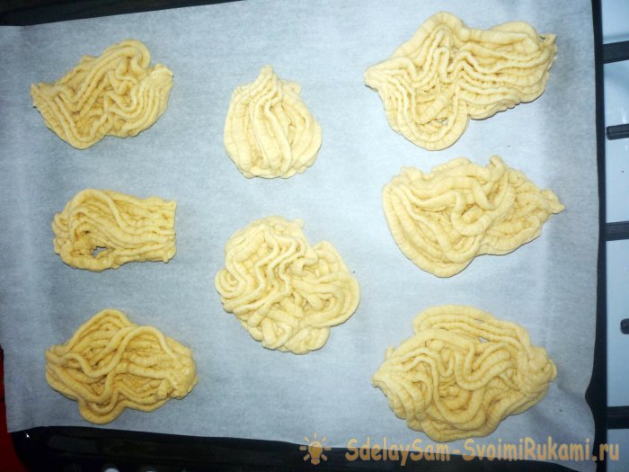 Формируем печенье и выкладываем на противень