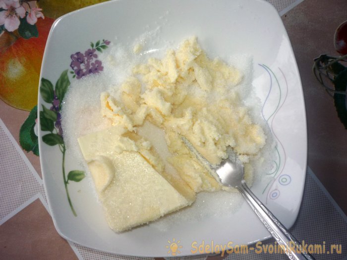 Растираем масло с сахаром до однородной консистенции