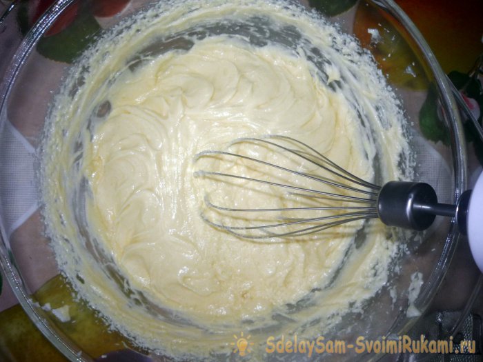 Вбиваем эту смесь миксером до легкой пены