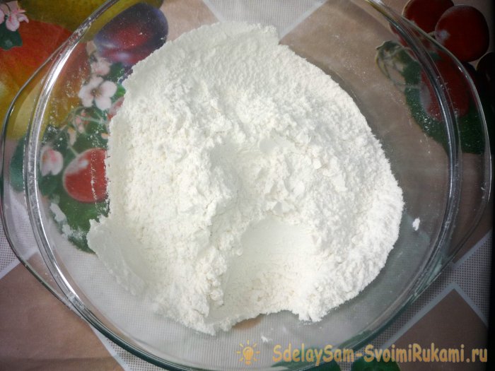 Муку и соду с солью тщательно перемешиваем