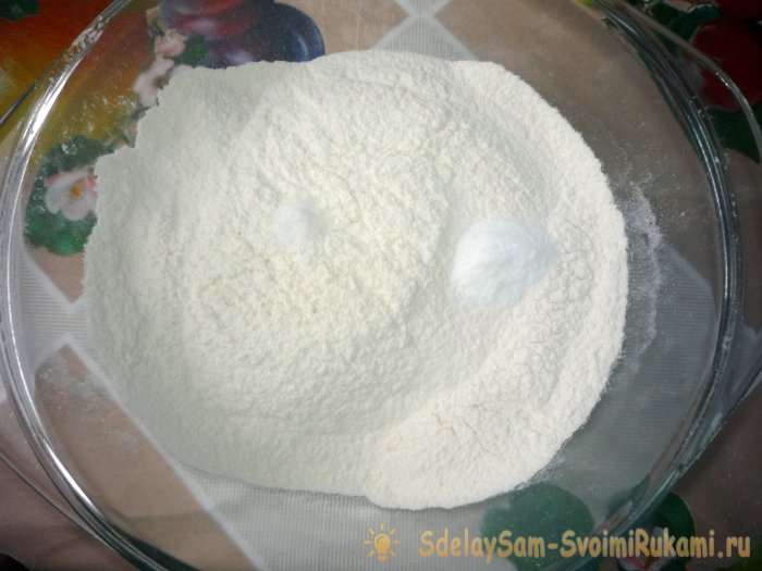 Муку просеиваем и добавляем к ней половину чайной ложки соды и щепотку соли
