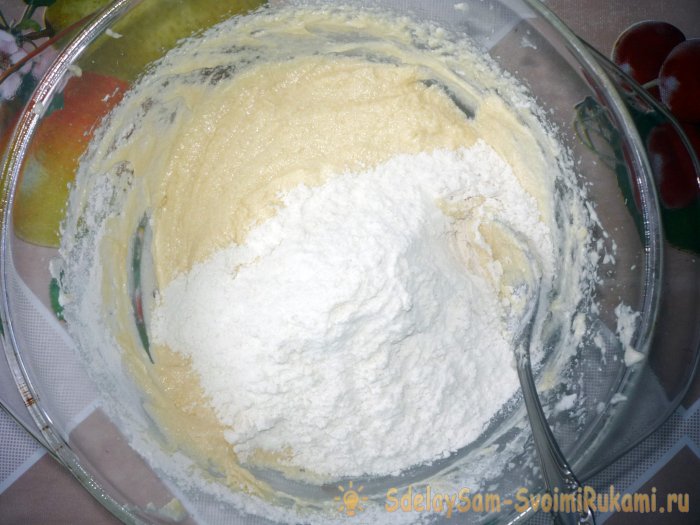 Засыпаем ранее подготовленную смесь из муки, соды и соли к взбитой смеси из сахара и яиц