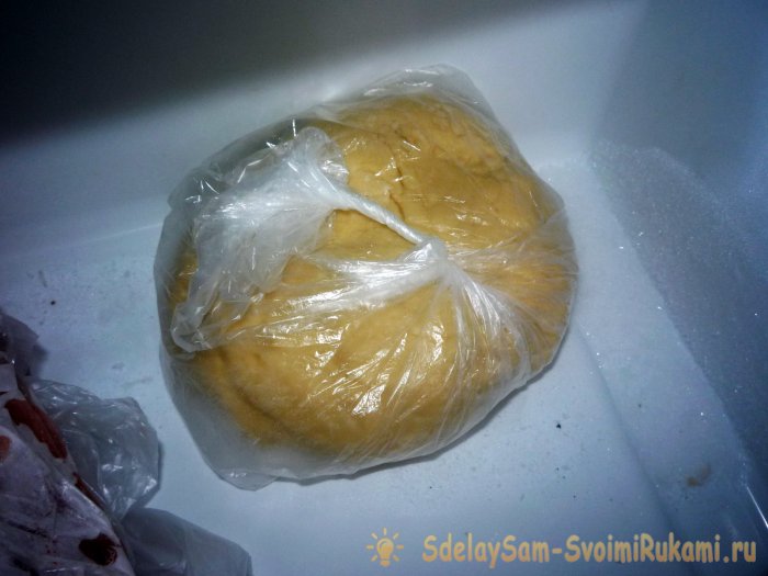 Помещаем тесто в целлофановый пакет и кладем его в морозильную камеру на 15 минут, чтобы масло застыло и перестало течь