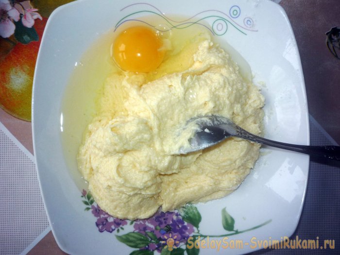 Постепенно добавляем к сахару и маслу яйца