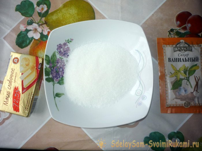 Приступаем к соединению сахарного песка, ванильного сахара и масла