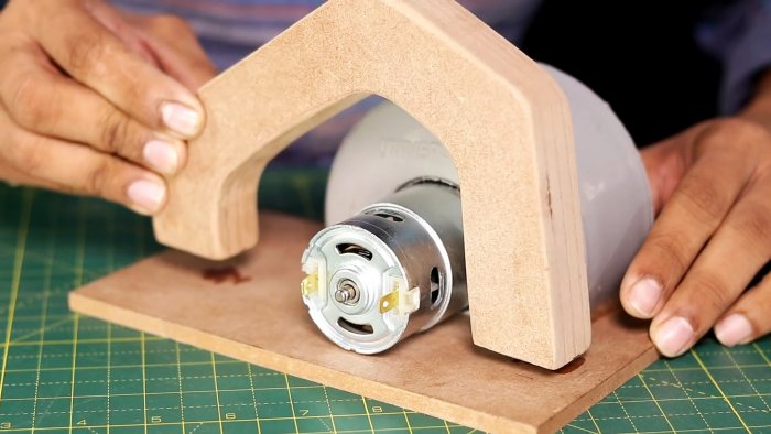 Ручка приклеивается