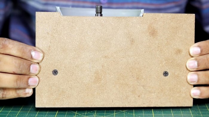 Ручка прикручивается к подошве саморезами