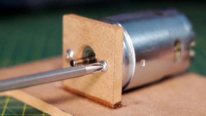 Заготовка приклеивается на подошву, к ней прикручивается двигатель