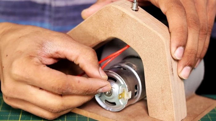 Далее к двигателю припаиваются провода через нее