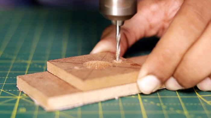 нужно просверлить в центре под вал мотора отверстие