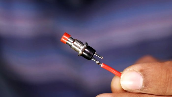 Припаиваем провода к кнопке