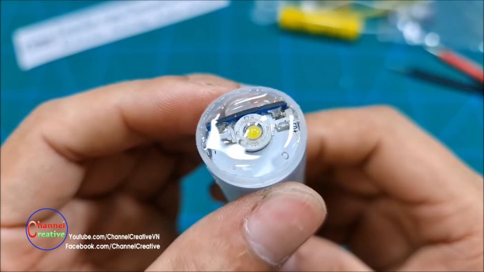 Открытый торец корпуса шприцы заполняется термоклеем