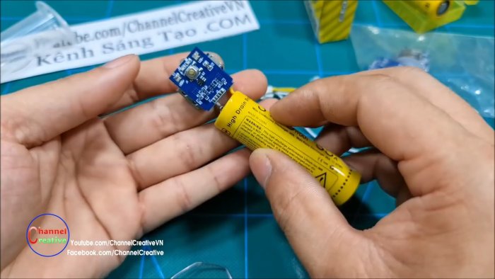 Модуль повербанка со светодиодом припаивается к батарее